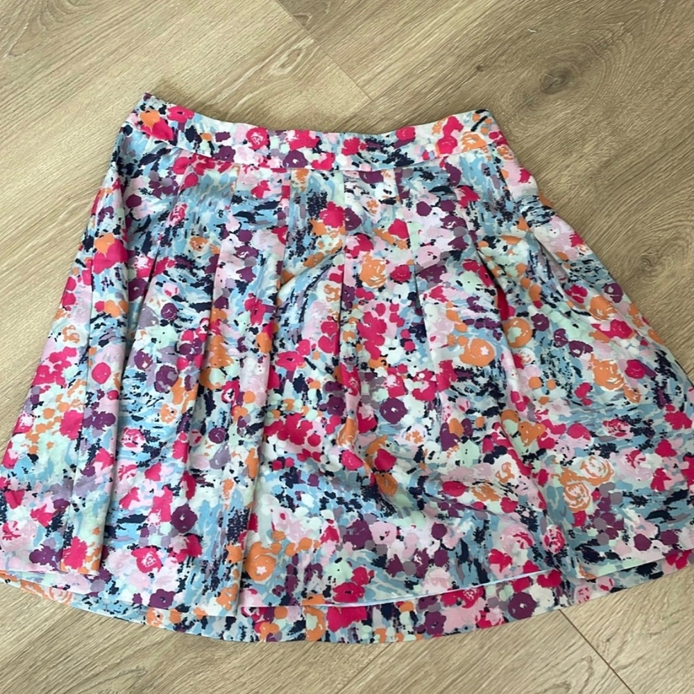 J.Crew floral skirt size 00 with soft liner. 100% polyester. Like new